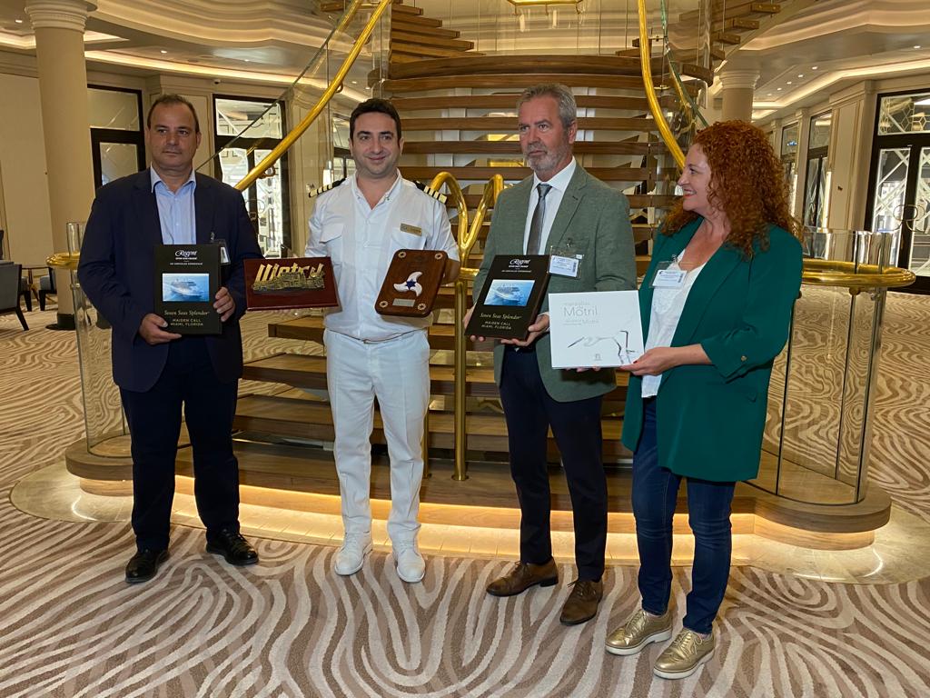 Los pasajeros de los dos cruceros de lujos atracados en el puerto de Motril pasan el da en la Costa Tropical